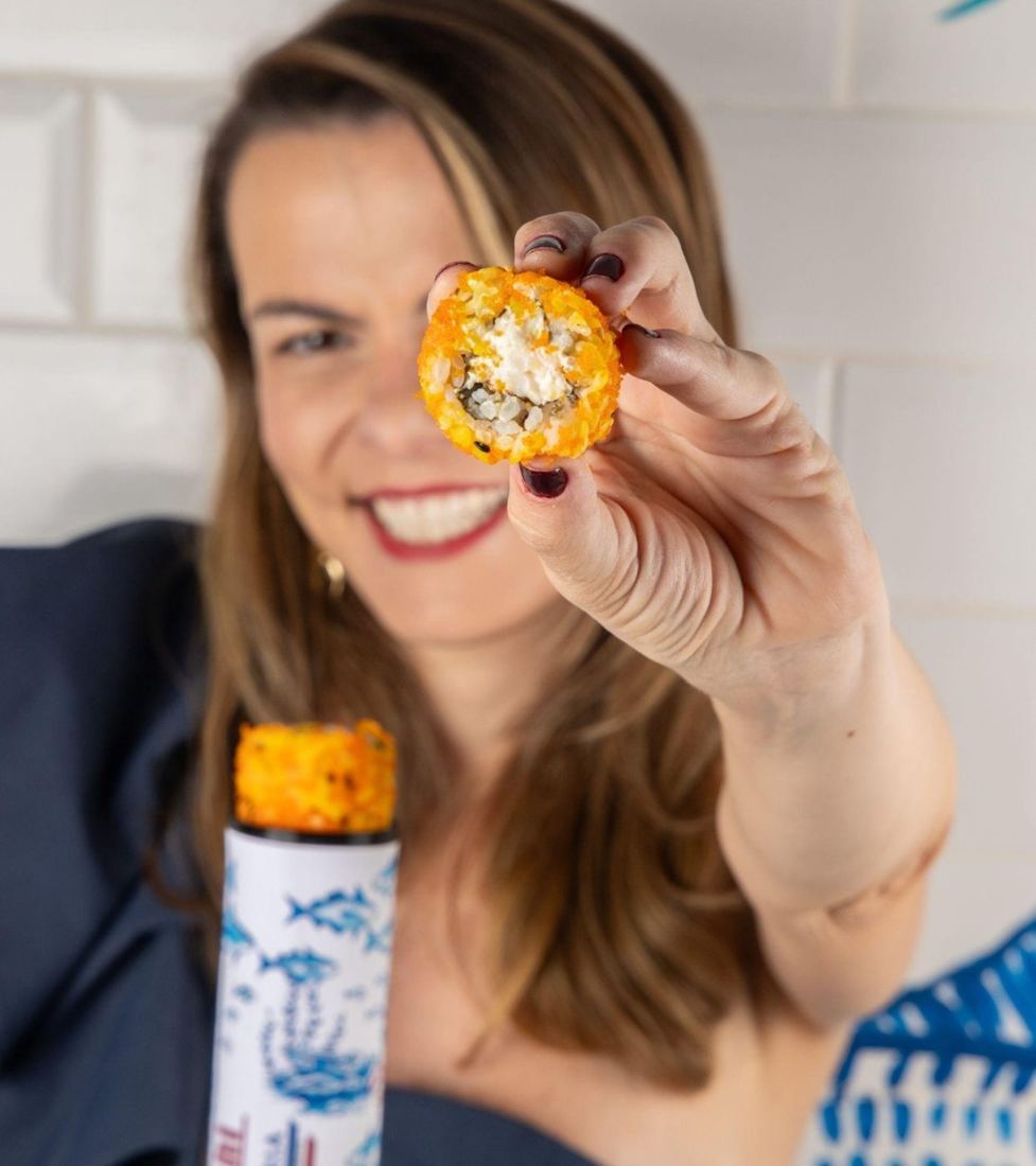 Manu segurando um Push Pop Sushi
